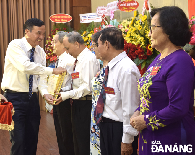 Da Nang People’s Committee Chairman Le Trung Chinh presented Certificates of Merit from the People's Committee to 4 collectives and 4 individuals in recognition of their outstanding achievements in the club’s activities and movements during the 2017-2022 period