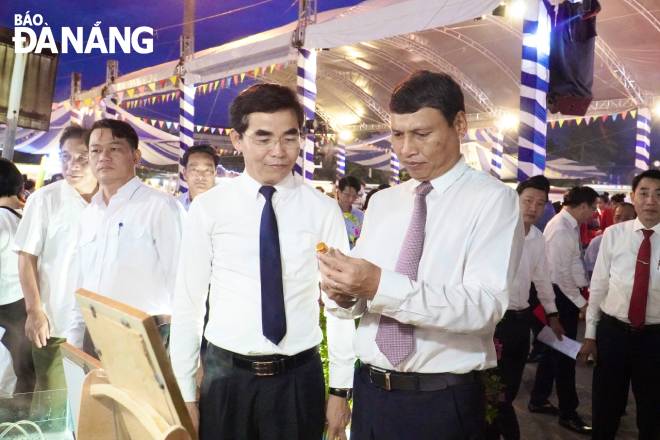 Phó Chủ tịch Thường trực UBND thành phố Hồ Kỳ Minh tham quan các gian hàng.