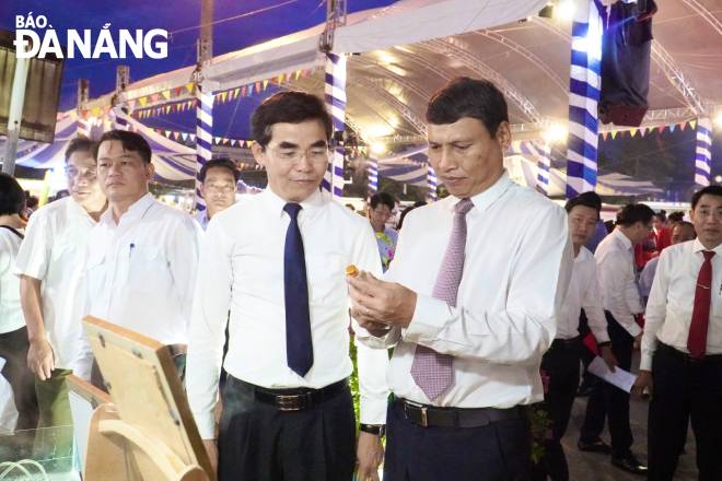 Vice Chairman of the Da Nang People's Committee Ho Ky Minh (right) visits the booths at the ‘Hoa Vang Agriculture Fair 2022’, August 18, 2022.