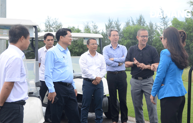 Phó Chủ tịch UBND thành phố Trần Phước Sơn (thứ 2, bên trái sang) trong một chuyến đi kiểm tra sân BRG Da Nang Golf Resort, chuẩn bị cho sự kiện Lễ hội Du lịch Golf Đà Nẵng 2022. Ảnh: THU HÀ