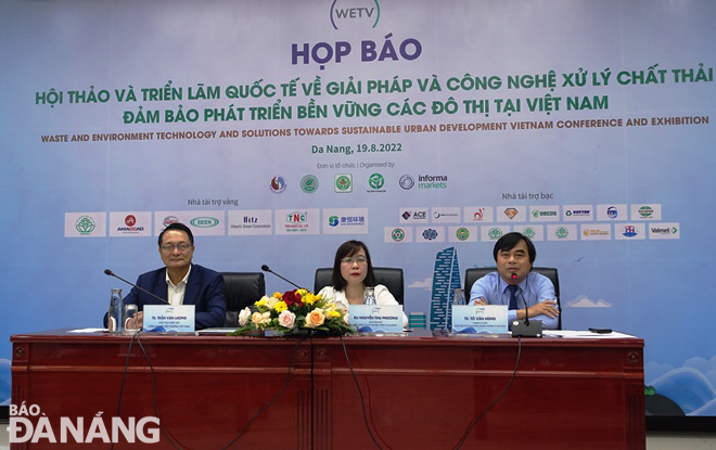 Lãnh đạo Sở Tài nguyên và Môi trường (bên phải), Sở Thông tin và Truyền thông (giữa) và Hiệp hội Công nghiệp môi trường Việt Nam thông tin về hội thảo và triển lãm. Ảnh: HOÀNG HIỆP