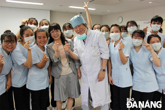 Sinh viên ngành điều dưỡng Trường Đại học Đông Á thực tập tại Nhật Bản. Ảnh: H.T	
