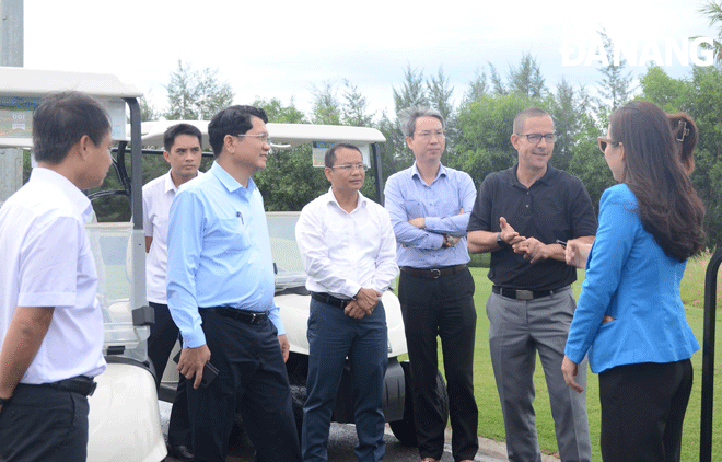 Da Nang Peoples Committee Vice Chairman Tran Phuoc Son (second, left) conducting an onsite inspection to the BRG Da Nang Golf Resort in order to prepar for the 2022 Danang Golf Tourism Festival. Photo: THU HA