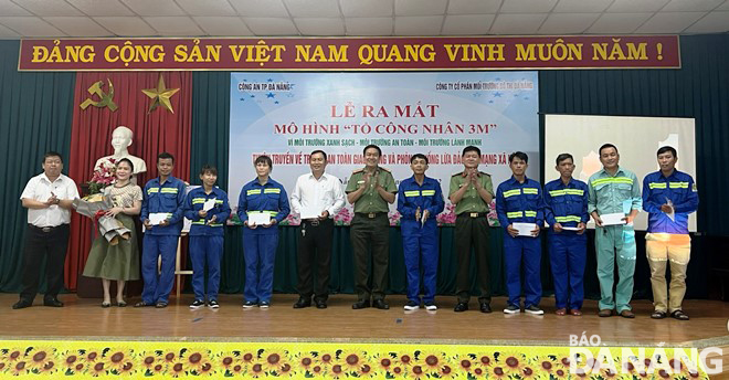 The Da Nang Urban Environment JSC recently coordinated with the municipal Police Department to launch a model of 3M Sanitation Workers’ Group.