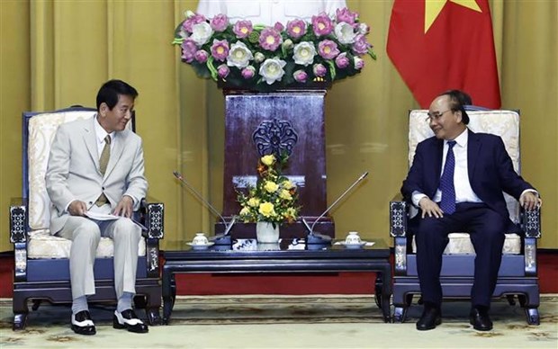 President Nguyen Xuan Phuc (right) receives former Special Ambassador for Vietnam-Japan Sugi Ryotaro in Hanoi. (Photo: VNA)