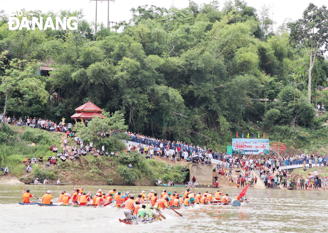 Các thuyền đua nam khuấy động bến sông Trung Phước - Đại Bình. 