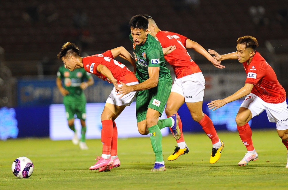 Không còn đường lùi, Sài Gòn FC (áo xanh) quyết đấu đội bóng Thành phố Hồ Chí Minh trên sân Thống Nhất. Ảnh: VPF