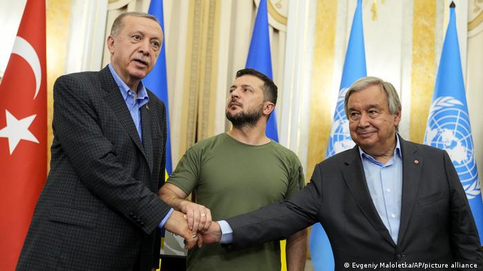 Tổng thống Ukraine Volodymyr Zelensky (giữa), Tổng thống Thổ Nhĩ Kỳ Recep Tayyip Erdogan (trái) và Tổng thư ký Liên hợp quốc Antonio Guterres bắt tay sau cuộc gặp ở Lviv. Ảnh: AP