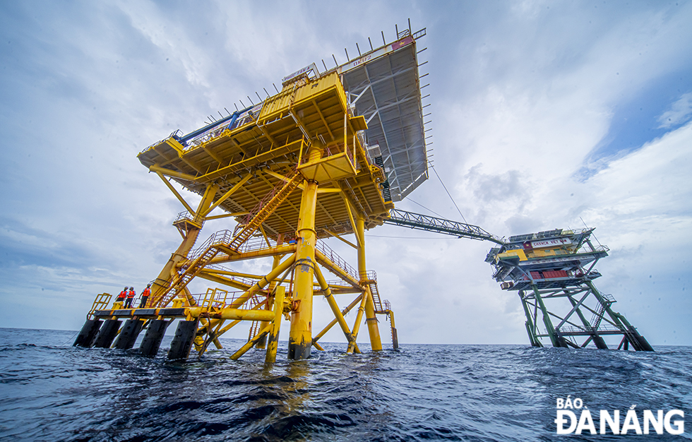 The DK1 rig is the place where naval soldiers are assigned the task of staying and developing the economy associated with protecting the sovereignty of the country's sea and southern continental shelf.