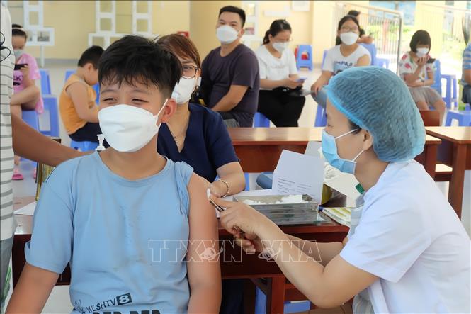 Tiêm vaccine phòng COVID-19 cho học sinh tại điểm tiêm trường THCS Nguyễn Huệ (quận Hải Châu, thành phố Đà Nẵng). Ảnh: Võ Văn Dũng/TTXVN