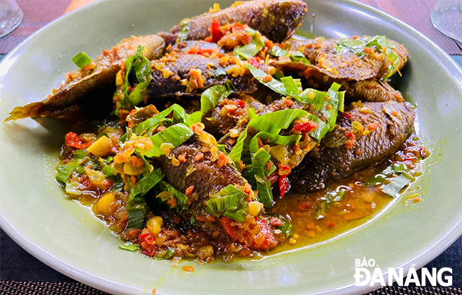 The 'Ca ro kho la nghe' (Braised perch with turmeric leaves) - a specialty of the Quang Nam people - is being offered at the Ro Restaurant. Photo: H.L