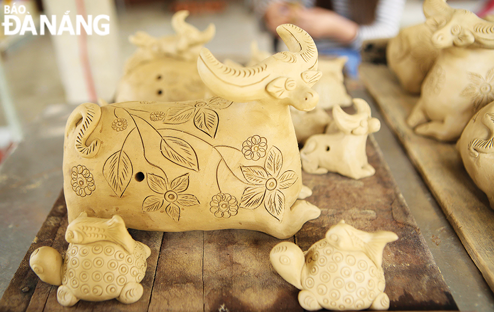 Artisans making pottery products by hands and without using molds