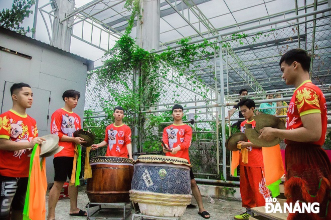 According to people who have experience in lion dances, the drum team is the soul of the lion dance performance, so those who receive the task of drumming must practice skillful and proficient techniques.