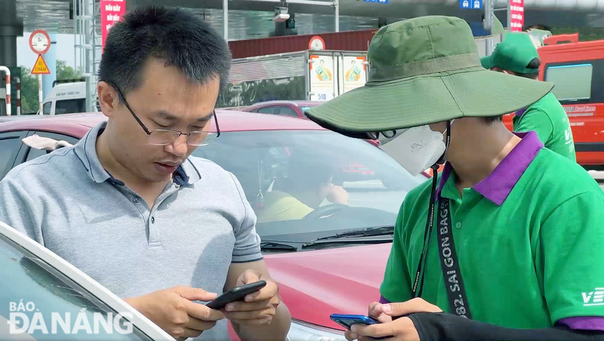 A car owner is introduced to paste the identification card. Photo: THANH LAN