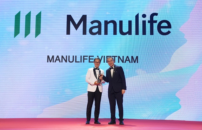 Đội ngũ Manulife Việt Nam chụp hình cùng Ban tổ chức HR Asia Awards.
