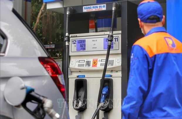 A worker of a Petrolimex gas station refill a car. (Photo: VNA)