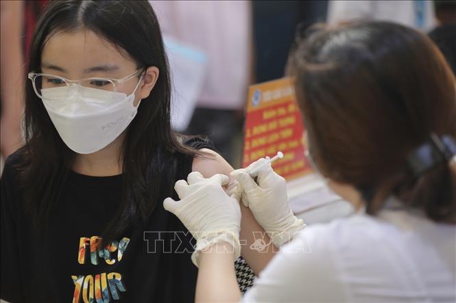 Tiêm vaccine phòng COVID-19 cho học sinh trước thềm năm học mới. Ảnh: TTXVN