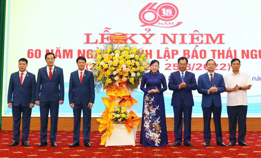 Các đồng chí lãnh đạo tỉnh tặng hoa chúc mừng Báo Thái Nguyên