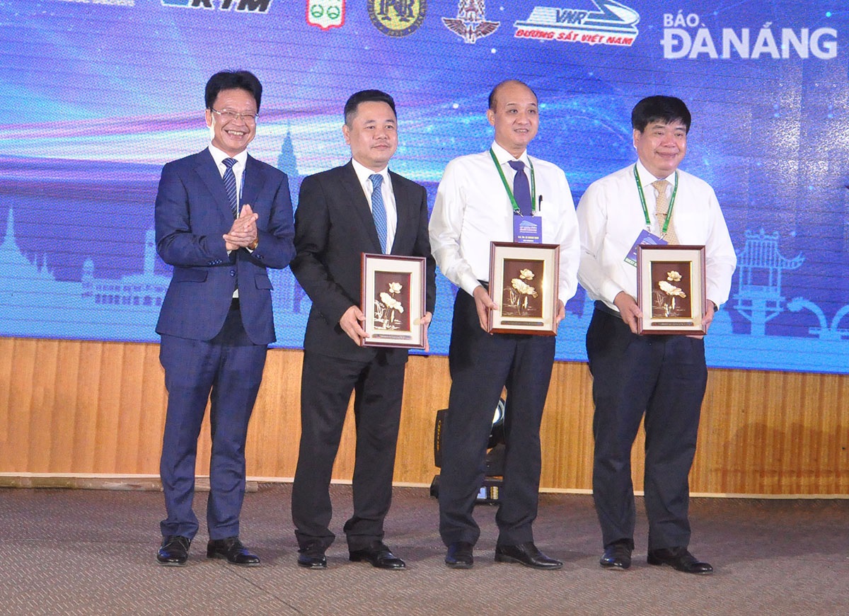  Vice Chairman of the Da Nang People's Committee Le Quang Nam (second, right) receiving a souvenir from the organizers. Photo: THANH LAN