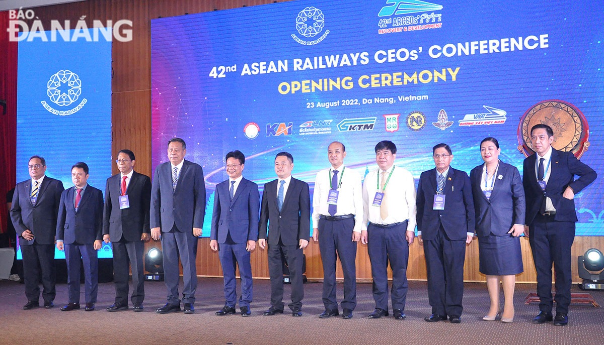 Vice Chairman of the municipal People's Committee Le Quang Nam (fifth, right) taking a souvenir photo with participating delegates. Photo: THANH LAN