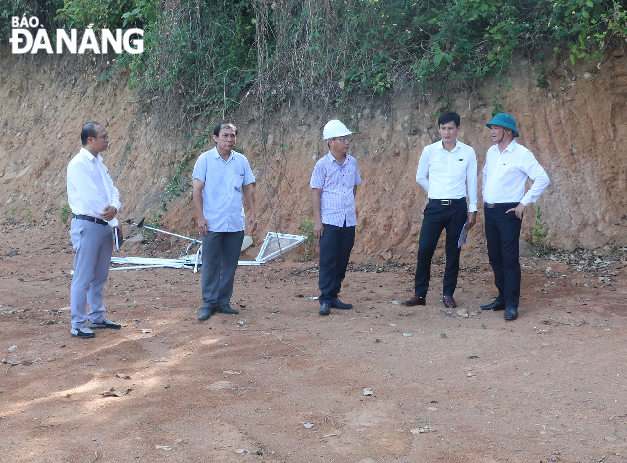 Phó Chủ tịch UBND quận Liên Chiểu Trần Công Nguyên cùng đoàn kiểm tra tiến hành kiểm tra thực tế tại khu vực đất rừng bị san gạt trong chiều 23-8. Ảnh: VĂN HOÀNG