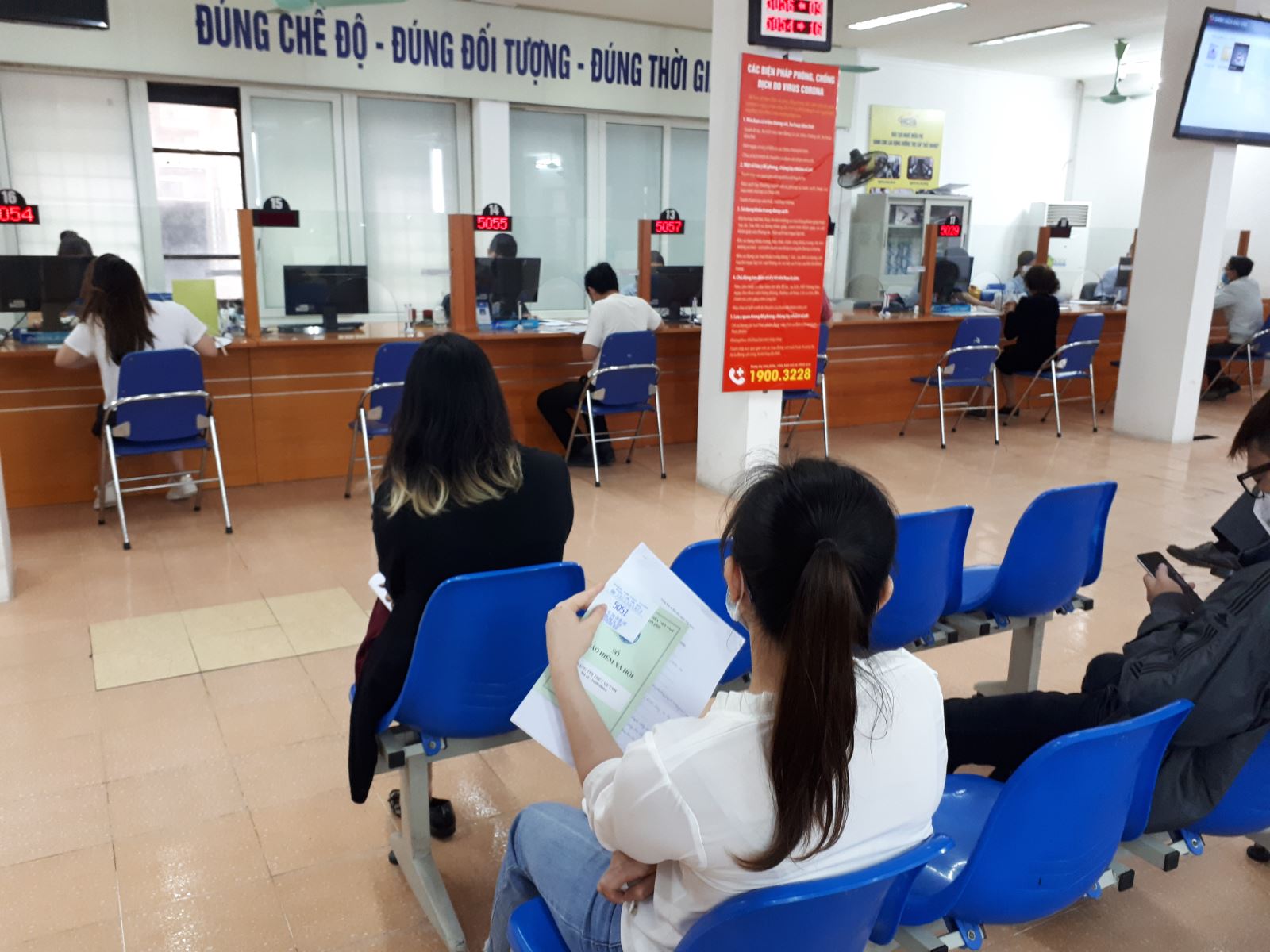Người lao động làm thủ tục hưởng Bảo hiểm thất nghiệp tại Trung tâm Dịch vụ việc làm Hà Nội.