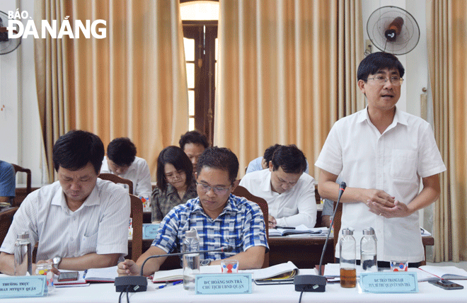 Bí thư Quận ủy Sơn Trà Trần Thắng Lợi (bên  phải) nêu kiến nghị tại buổi giám sát của Thường trực HĐND thành phố về triển khai thực hiện mô hình chính quyền đô thị tại quận Sơn Trà. Ảnh: TRỌNG HUY	