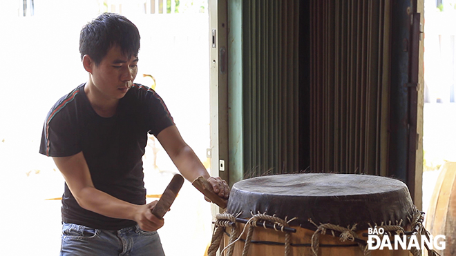  Most of the stages of making a drum are done manually by Mr Nguyen Van Hieu and his son