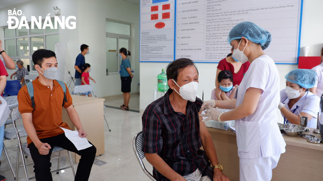 COVID-19 vacinations for healthcare staff and their relatives carrying out at the Da Nang Center for Disease Control on Wednesday morning. Photo: PHAN CHUNG