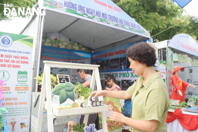 UBND phường Hải Châu 1 tổ chức gian hàng triển lãm các sản phẩm tại Ngày hội môi trường quận Hải Châu năm 2022. Ảnh: DIỆP NHƯ	