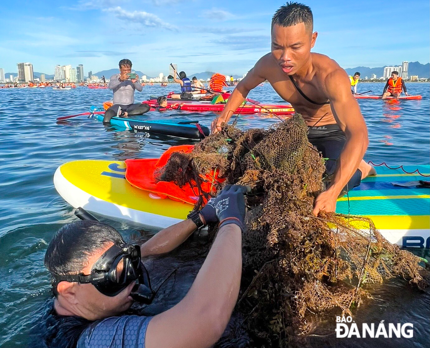 Mr. Trung's diving team collects an average of about 15kg of all kinds of waste in each collection session.