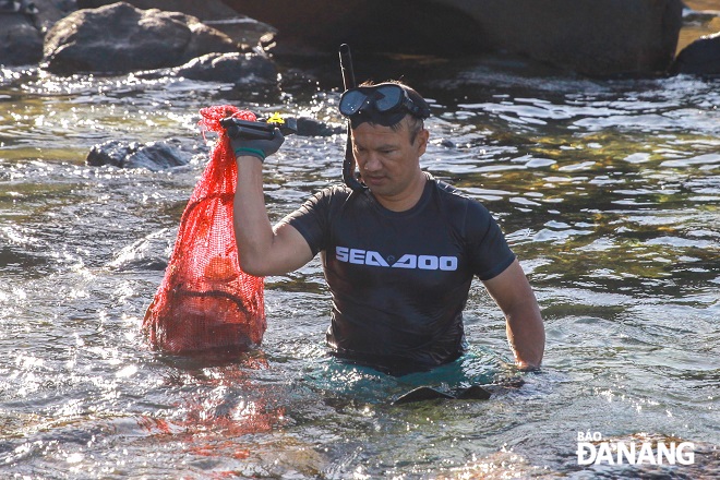 Mr. Trung and his diving team often participate in trash collection work in the coastal areas of Da Nang or wherever they set foot.