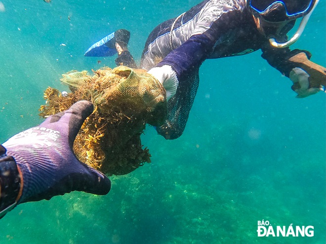 Trash is transported to the shore by divers