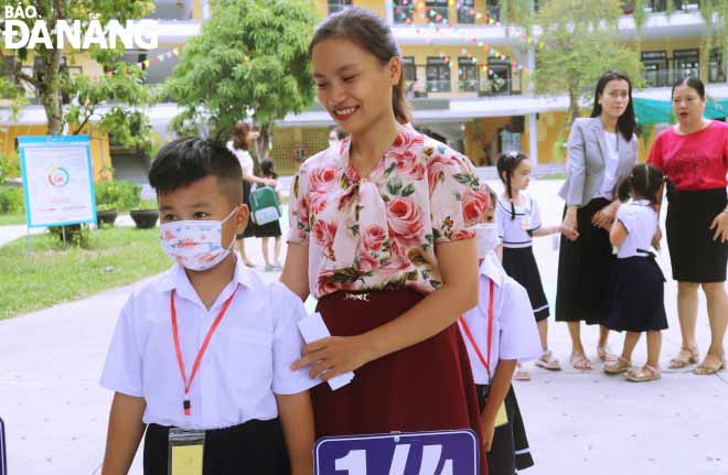 New students are welcomed at the school gate. Photo taken at the Ly Tu Trong Primary School based in Hai Chau District.