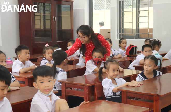 A teacher giving spiritual encouragement to pupils in their first day of school. Photo taken at the Vo Thi Sau Primary School.