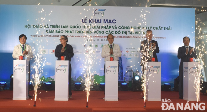 Da Nang People's Committee Vice Chairman Le Quang Nam (second, right) attending the opening ceremony of an international conference and exhibition on waste treatment solutions and technologies in urban cities in Viet Nam. Photo: HOANG HIEP