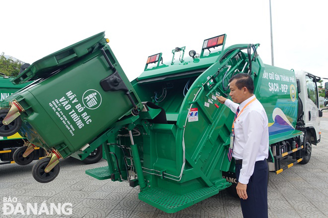  A representative of the Saigon Transportation Mechanical Corporation (SAMCO) introducing new improvements of garbage collection and transportation vehicles in Da Nang city. Photo: HOANG HIEP