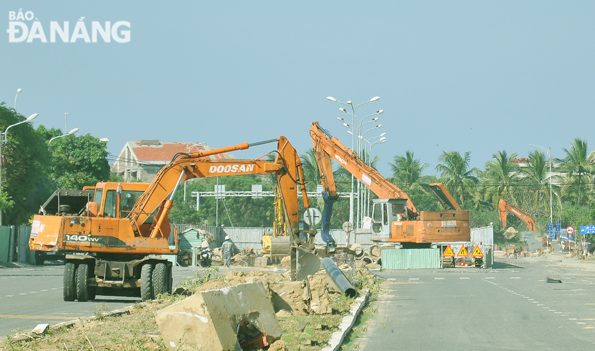 A road improvement project is under construction in Ngu Hanh Son District. Photo: THANH LAN