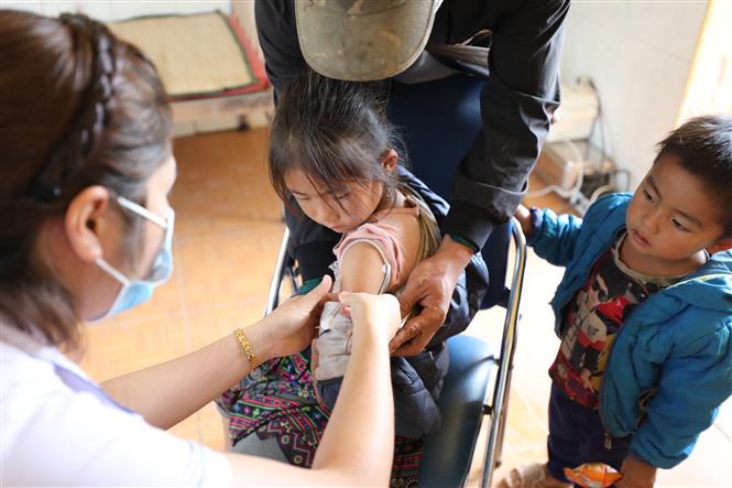 Nhân viên y tế tiêm vaccine phòng COVID-19 cho trẻ 5-12 tuổi tại xã Tà Tổng, Mường Tè (Lai Châu). Ảnh: Nhật Anh/TTXVN.
