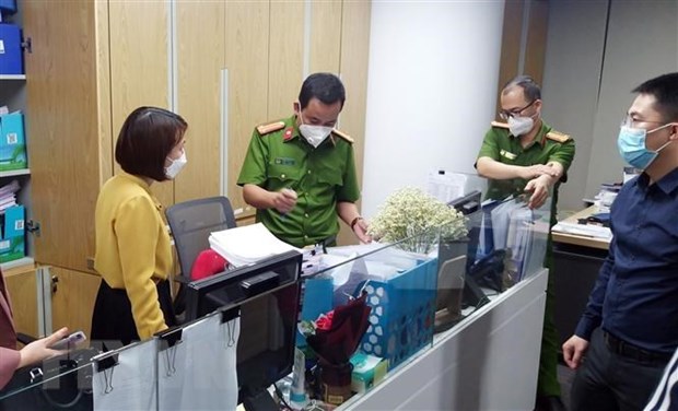 Lực lượng chức năng khám xét và thu giữ tài liệu tại trụ sở FLC hôm 29-3. (Ảnh: TTXVN)
