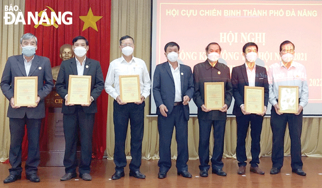 Lãnh đạo Hội Cựu chiến binh thành phố (giữa) trao danh hiệu “Tổ chức hội vững mạnh toàn diện” cho các đơn vị. Ảnh: P.V