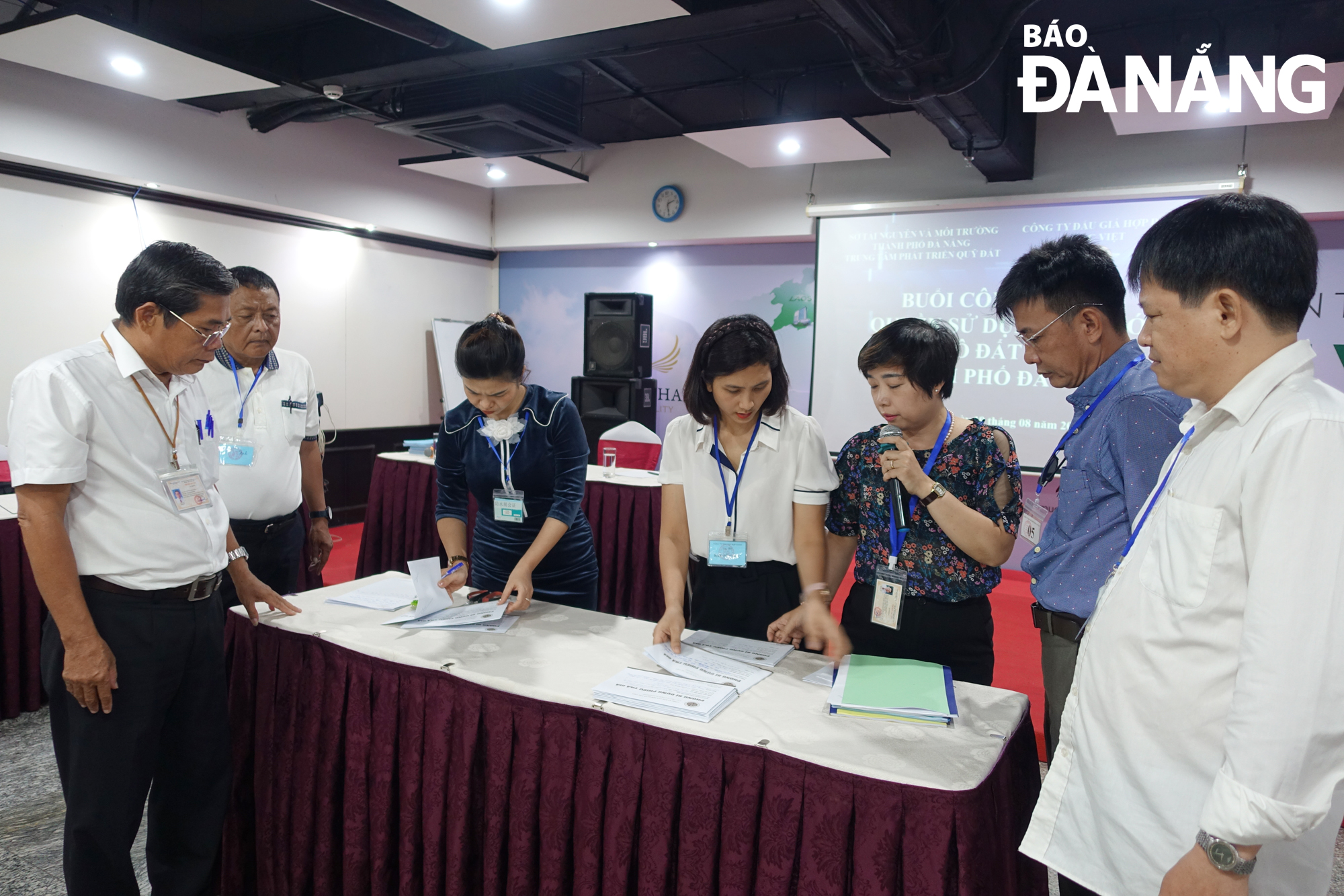 Representatives of Da Nang relevant agencies and those participating in auctions for the use right over residential land plots, jointly closely monitor the price announcement process. Photo: HOANG HIEP