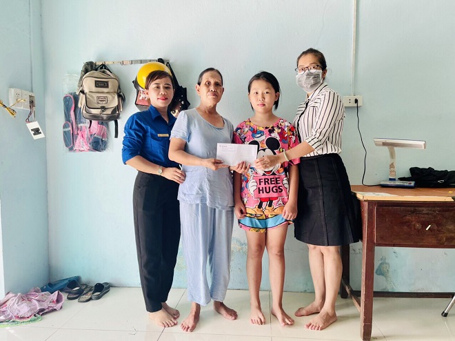 Thăm, tặng quà cho gia đình cô Hà Thị Thảo.