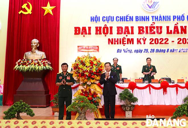 Bí thư Thành ủy Nguyễn Văn Quảng tặng hoa chúc mừng Đại hội đại biểu Hội Cựu chiến binh thành phố lần thứ VII, nhiệm kỳ 2022-2027. Ảnh: XUÂN DŨNG