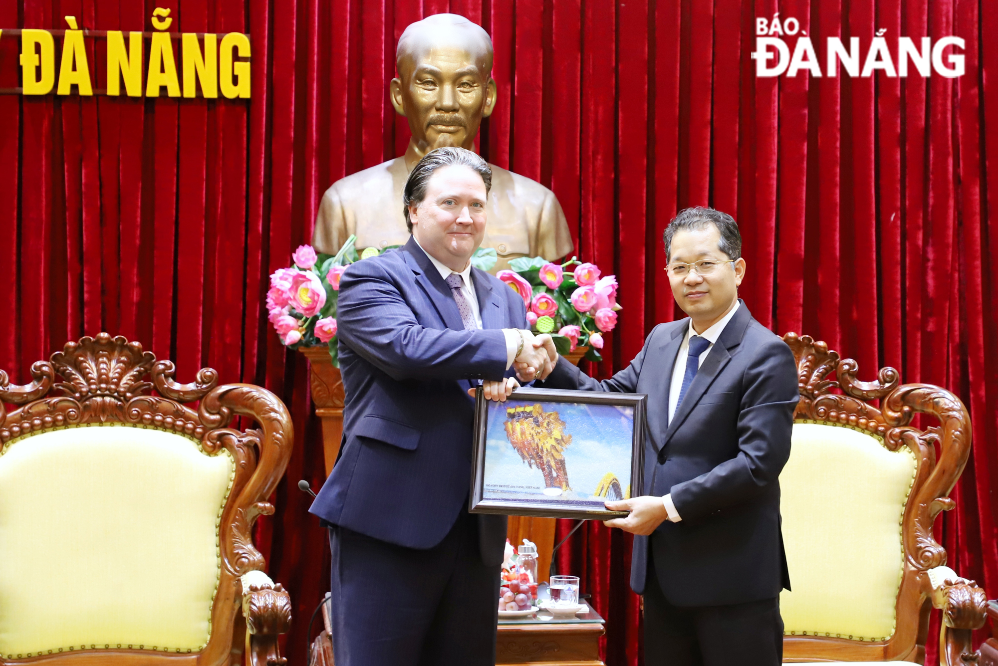 Bí thư Thành ủy Nguyễn Văn Quảng (bên phải) tặng quà lưu niệm cho Đại sứ Hoa Kỳ tại Việt Nam Marc E.Knapper. Ảnh: NGỌC PHÚ