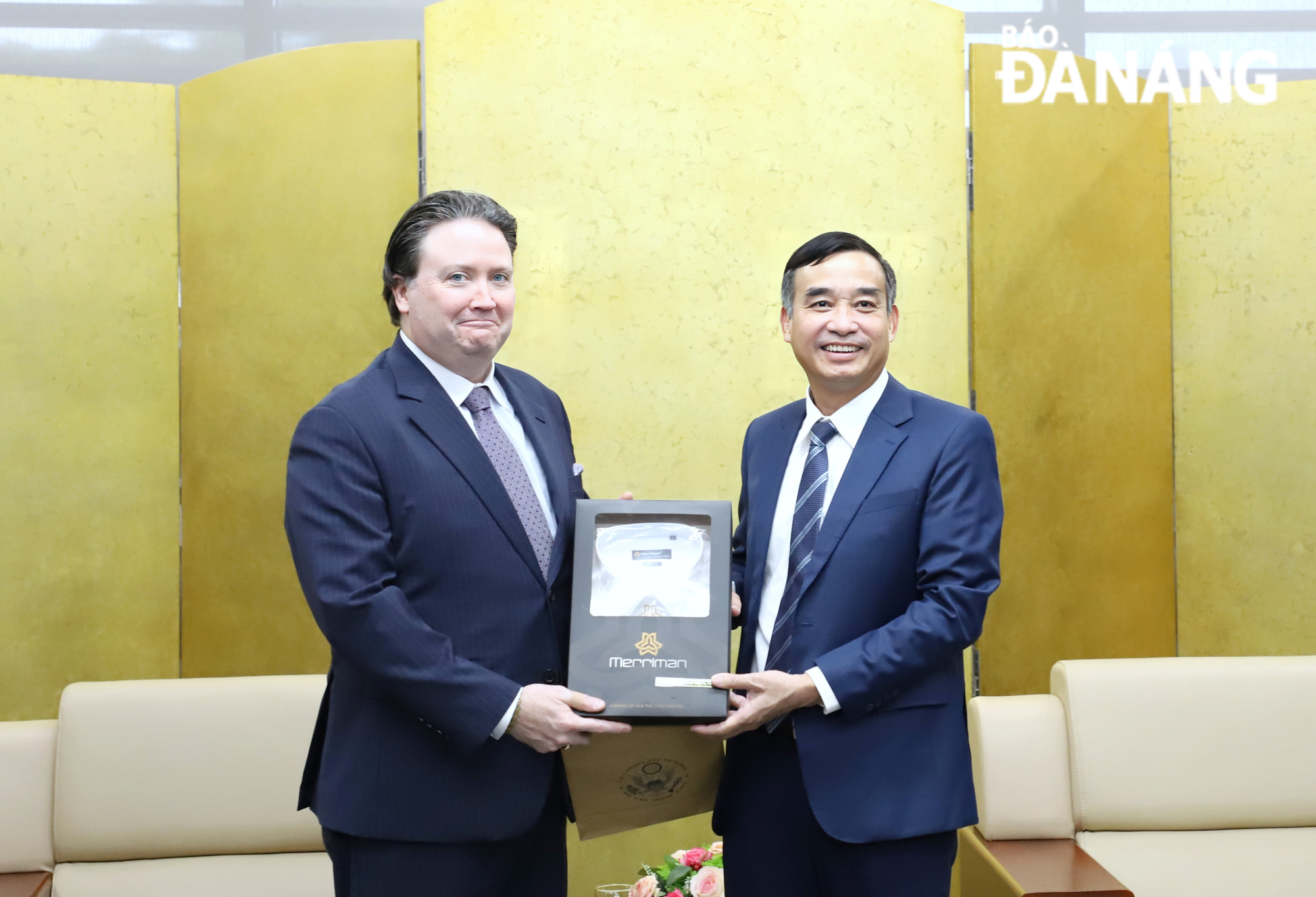 Chủ tịch UBND thành phố Lê Trung Chinh (bên phải) tặng quà lưu niệm cho Đại sứ Hoa Kỳ tại Việt Nam Marc E.Knapper. Ảnh: NGỌC PHÚ
