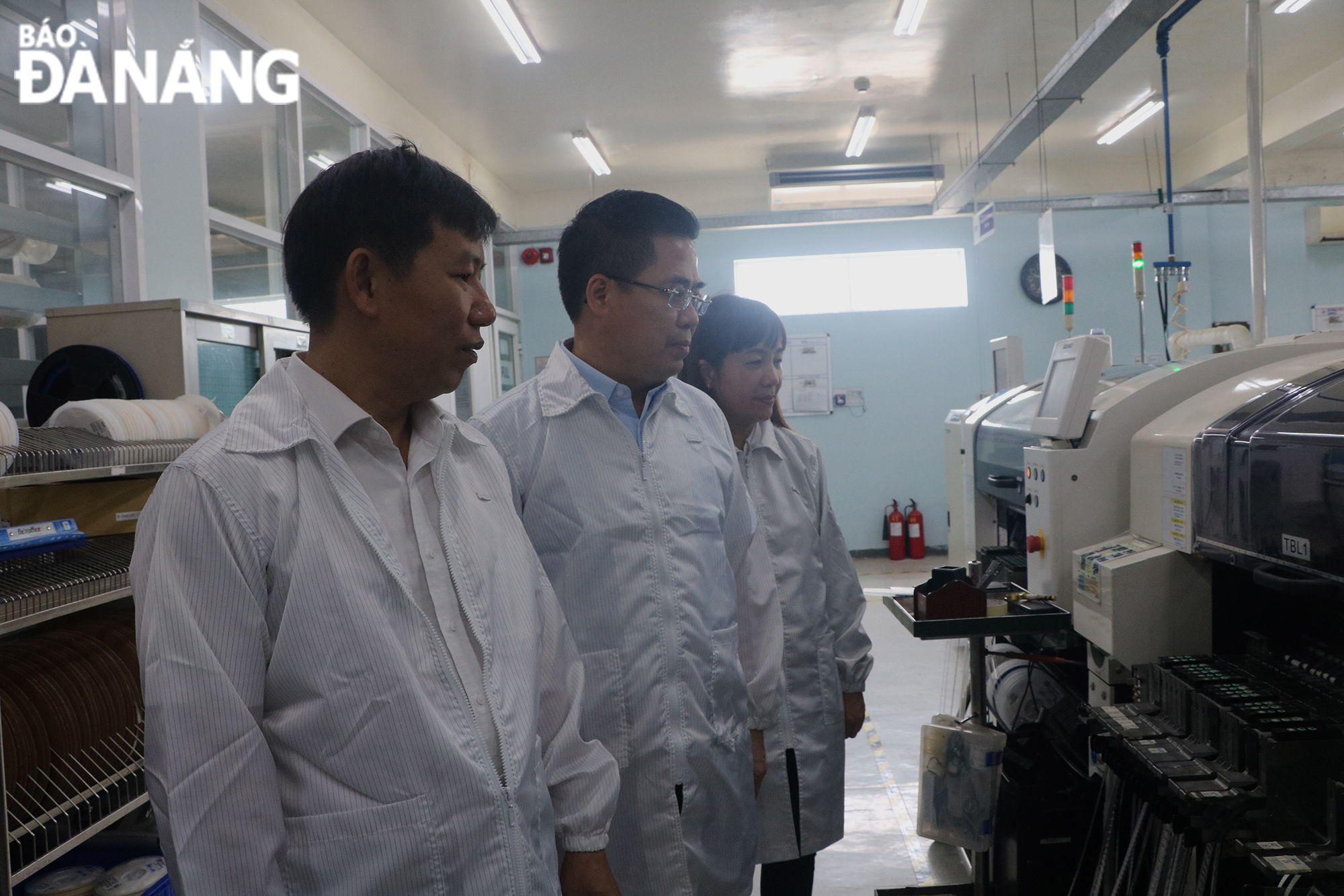 Deputy Minister of Science and Technology Nguyen Hoang Giang (second, left), visiting a factory of the Central Power Electronic Measurement Equipment Manufacturing Centre on the morning of August 26. Photo: VAN HOANG