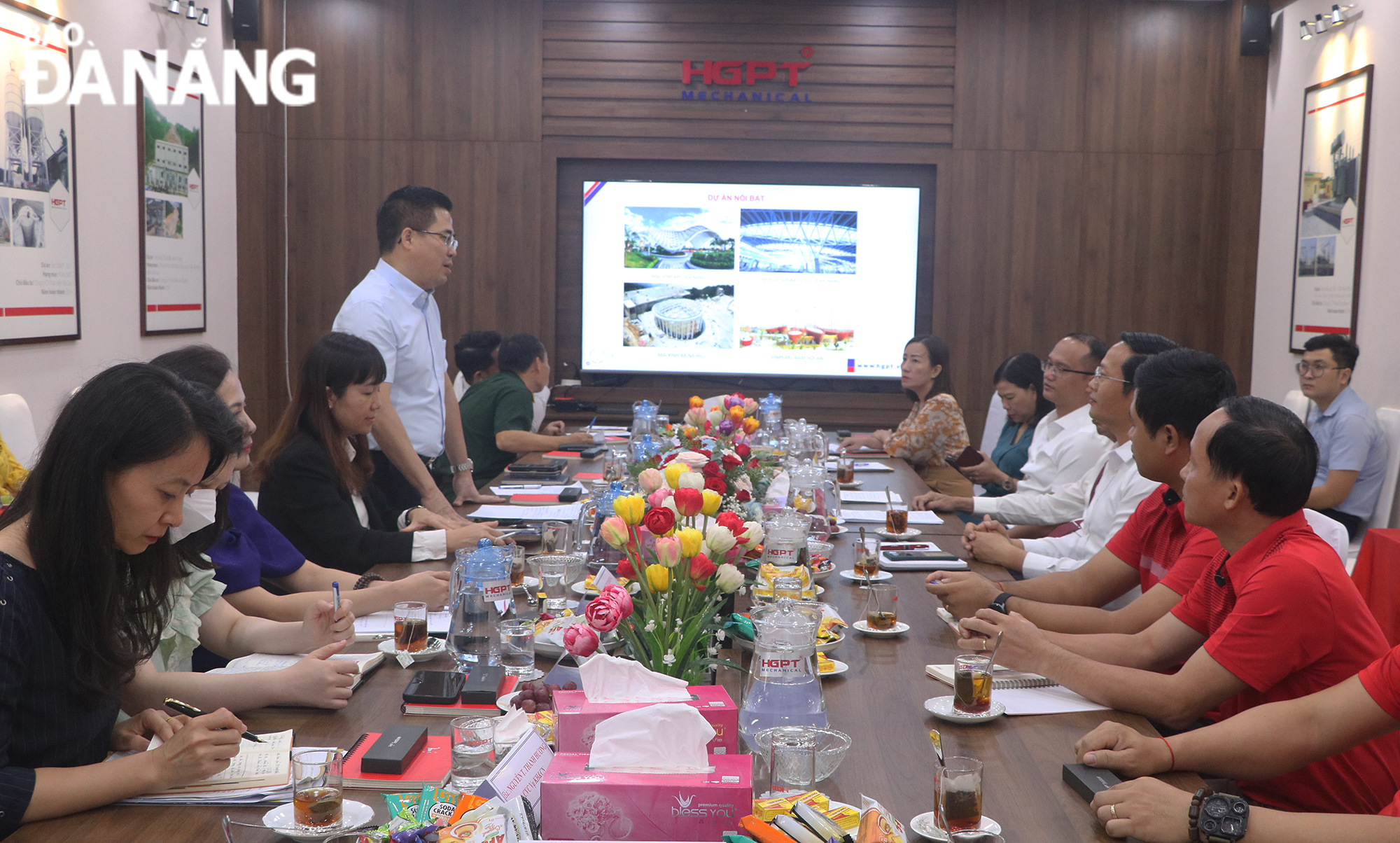 Deputy Minister of Science and Technology Nguyen Hoang Giang (standing) speaking at the meeting with the Ha Giang Phuoc Tuong Mechanical JSC on the morning of August 26. Photo: VAN HOANG