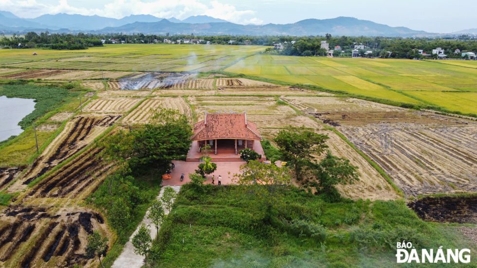 The La Chau Literature Site is located in the middle of paddy fields in Go Ha Village, Hoa Khuong Commune, Hoa Vang District. In the past, it was the place of spiritualit where Confucian writers and scholars gathered together while playing an important role in promoting the cause of education and preserving the national culture.