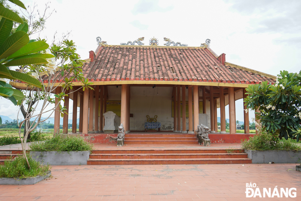 The founder of the La Chau Literature Site was Do Thuc Tinh who was born in 1818 and died in 1862. He was the first and only person in Hoa Vang District to receive doctoral degree at that time. In the third year under king Tu Duc's reign (1850), on occasion of his return to hometown, Mr Do Thuc Tinh discussed with the nobles and members of the District’s Literature Association to promote the construction of La Chau Literature Site, and its construction work was completed in the fifth year under king Tu Duc's reign (1852).